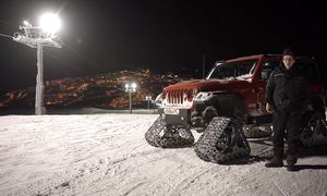 AcademeG: Bentley Ultratank и Wrangler на гусеницах против бездонного снега