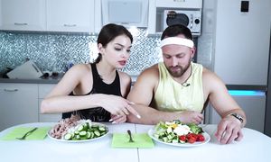 Алексей Столяров: Поменялся ПИТАНИЕМ с МОДЕЛЬЮ PLAYBOY! 4000 vs 900 калорий