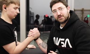 Как ПОБОРОТЬ ЛЮБОГО Одноклассника в АРМРЕСТЛИНГ!