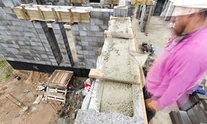 Возведение коробки дома. Заливка перемычек и монолитного пояса.