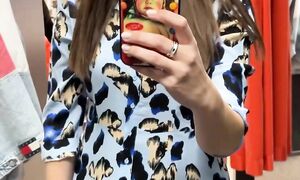 Что скажете, мне идёт это платье или нет? ????