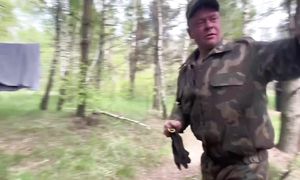 Люди свалки, Лена сжигает деньги и жарит курицу. Жизнь на свалке. Витя мусорщик