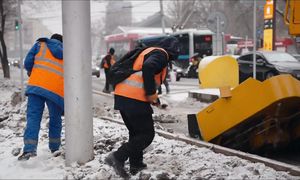 Скользкие дороги: ГОЛОЛЁД! Или НАКАТ? В чём СОЛЬ уборки СНЕГА с дорог в РК? "Дорожник" на Kolesa.kz