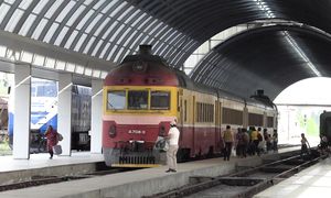 Д1 почти сбил бабулю / Close call: D1 DMU almost hit an old lady