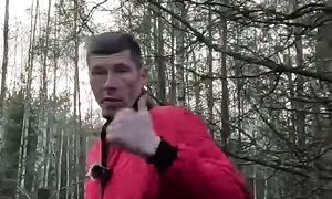 Живёт один в лесу с волками и медведями