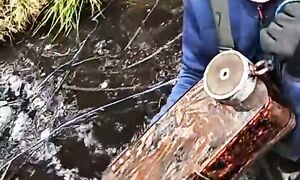 Блиииин! Жена заставили меня кинуть магнит в это противное озеро а там нашли мы полный ящик.