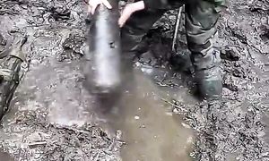 На, получай! Дернули немца из вонючего болота и что теперь с ним делать