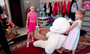 Реалити-шоу  Я гимнастка! . 1 серия – «Новые «Косички» учат танец», весёлые истории о гимнастках.