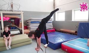 «Странные танцы!» - первая серия юмористического сериала «Крутые детки!».