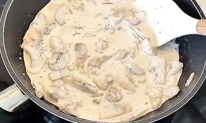 Курица в сливочном соусе. Ужин с курицей. Легкий ужин с грибами.