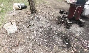 Люди леса, готовим обед на бочке. Мусорщик