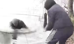 Пинееец!!! Подогнали тачку чтобы вытянуть это чудо из воды.