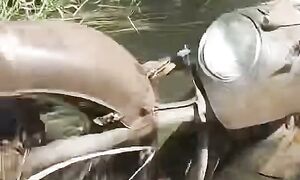 Мы таких приколов не видели еще! Нашли на дне реки мотоцикл старый.