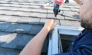 Врезал окно в крышу и офигел! Мансардное окно из будущего!