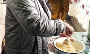 кабачок на тёрке, готовим!