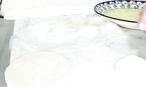 Sizda kartoshka bormi Unda boshladik.У тебя есть картошка Невероятно! Я никогда не ела лучше.