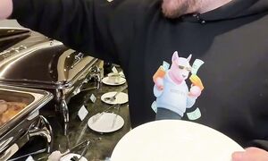 Сегодня проверяем чем кормят в «Робинсон Сити» на Зыбе. Анлим обед за 25 руб, кушай сколько хочешь!