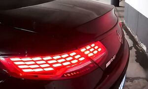 Арчо Моррис газует на машине за 200 000 евро