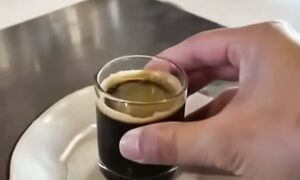 Говорят, это самый бодрящий рецепт кофе! Эспрессо + минералка + лайм + соль. Рискую за вас