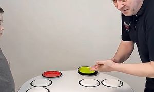 Отец   с  сыном  играют  в развивающую   игру. Супер