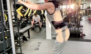 Заработал 30 000 долларов за день! Качаем спину и бицепс в зале... -